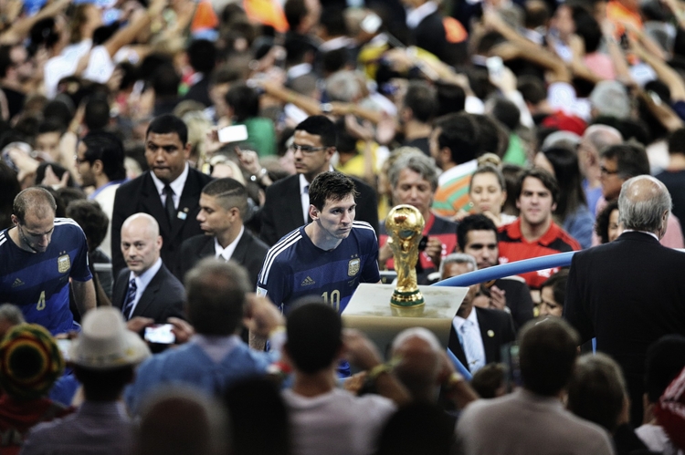 I nagroda w kategorii “Sports”, Rio de Janeiro, Brazylia. Zdjęcia pojedyncze.

Lionel Messi podchodzi do Pucharu Świata FIFA, najwyższego trofeum, jakie może zdobyć piłkarz. Argentyńczyk w ubiegłym roku nie mógł podnieść pucharu; podczas dogrywki drużyna Niemiec zdobyła decydującą bramkę, kończąc mecz wynikiem 1-0.

Fot. Bao Tailiang, Chiny, Chengdu Economic Daily